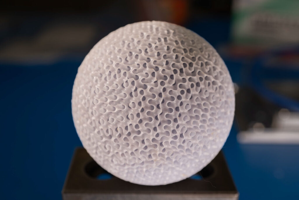 3D-printed dielectric lens structure